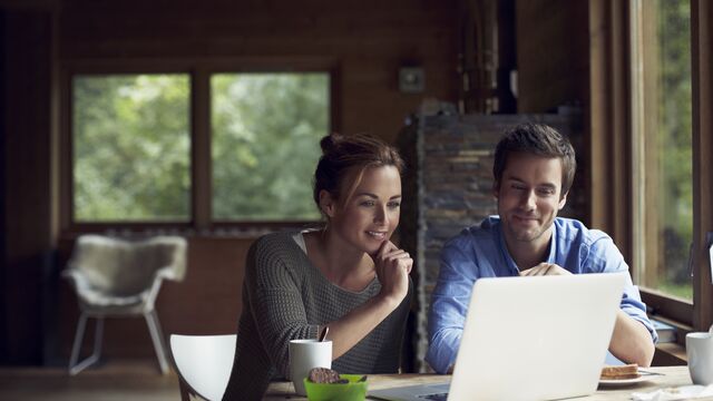 Nordea_xx_small-Couple using laptop at table